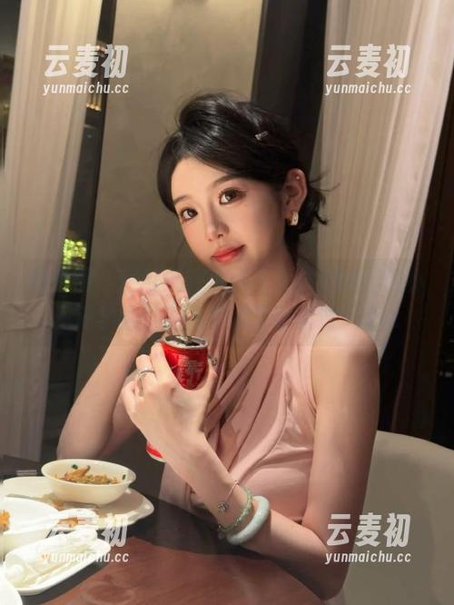 微密圈 - 用红肚兜演绎时尚，120斤的小王同学的绝美图资源不容错过！.txt