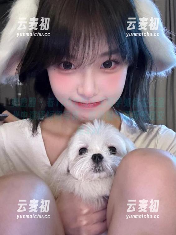 微密圈 - 看120斤的小王同学如何在无圣光中演绎短裙写真，时尚感与清新气息交织.txt