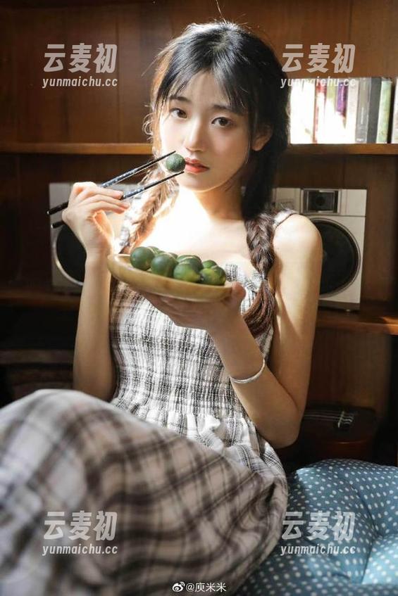 微密圈 - 一窥120斤的小王同学的蒙面女王：美图与图包中的奇幻世界.txt