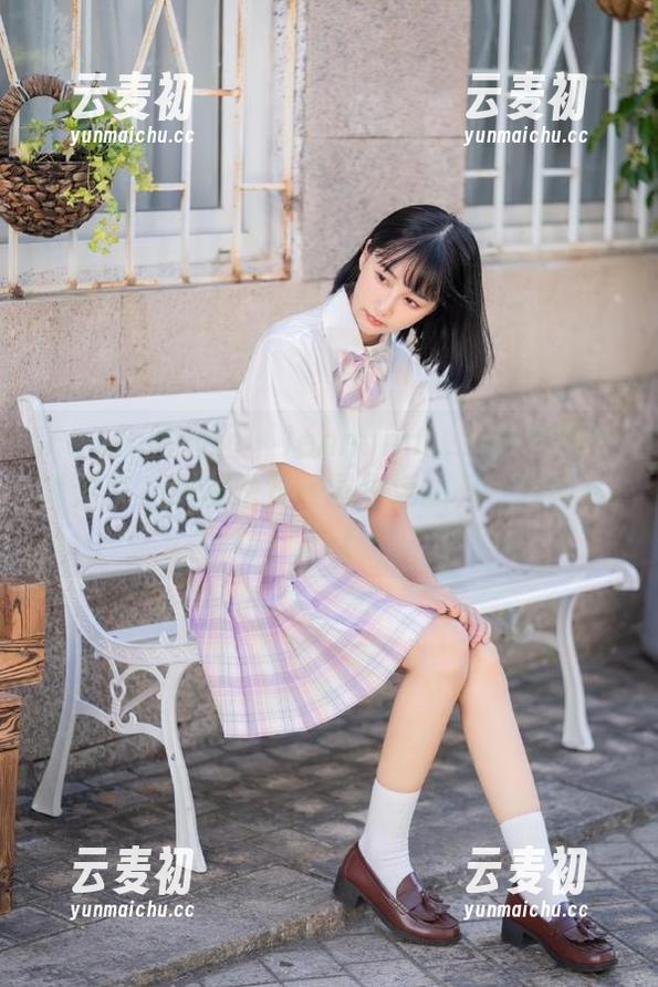 Feilin嗲囡囡 - Jennanni_Jen校服写真分享，展现她对校园生活的另一种诠释.txt