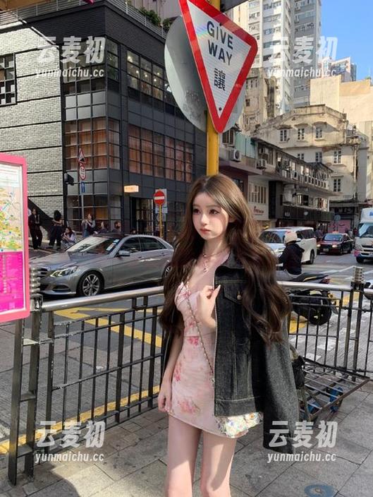 Feilin嗲囡囡 - 小Kaili小丁丁经典礼服套图更新，每一张都散发着魅力与自信！.txt