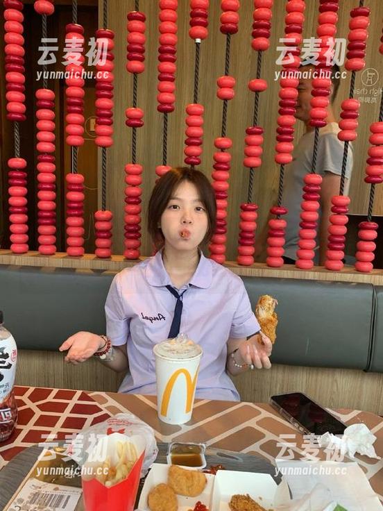 HuaYang花漾 - 免费下载宋KiKi美足图片，带你领略足部的独特艺术！.txt