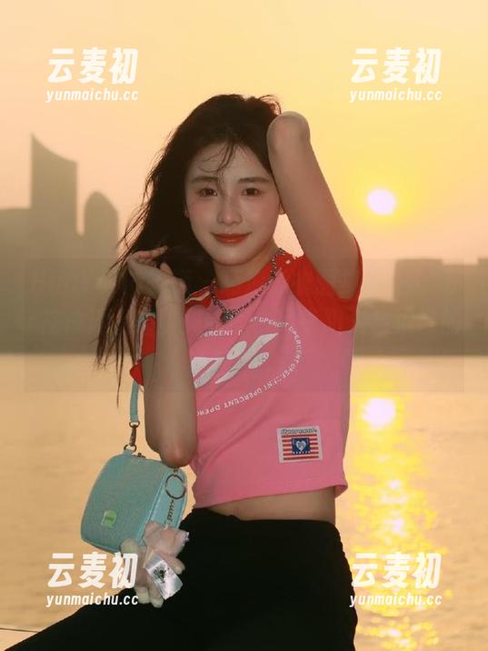 HuaYang花漾 - 高清泳衣图集：玥儿玥er在沙滩上的甜美瞬间，尽享阳光与浪漫的邂逅！.txt