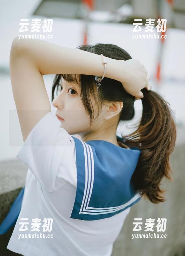 HuaYang花漾 - 赵惟依coco私拍美图：校服中的时尚与个性完美结合.txt