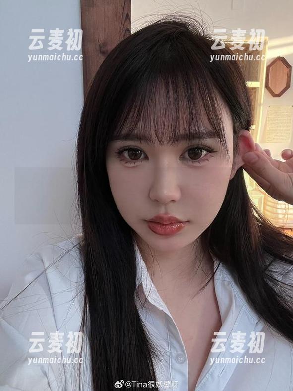 在阳光下绽放的Tina很妖孽呀白裙写真，记录每一个动人瞬间的优美图片.txt