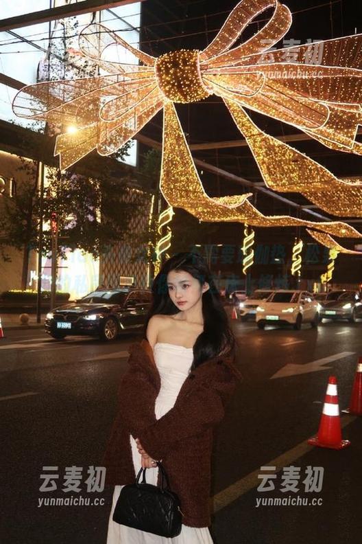 TouTiao头条女神 - 不需要瑜伽垫，松果儿的私房图包教你如何在床上修炼.txt