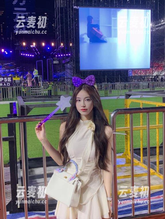 UGirls尤果网 - 私拍黑白写真系列：李凌子的艺术灵感与独特视角.txt