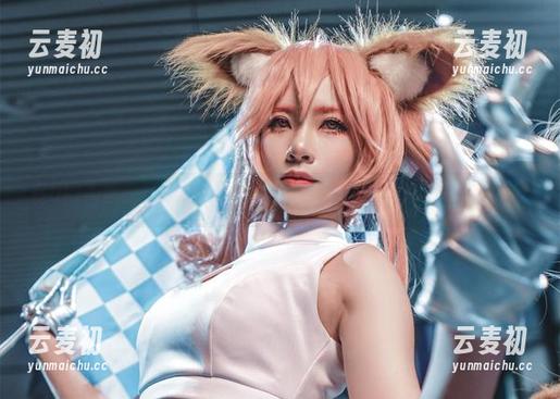 在Uki雨季的柔情中，靡烟旗袍原图与图集带来视觉盛宴.txt