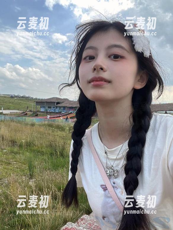 Xiuren秀人网 - sophie余冰女友写真新图包：浪漫与时尚的完美交融.txt