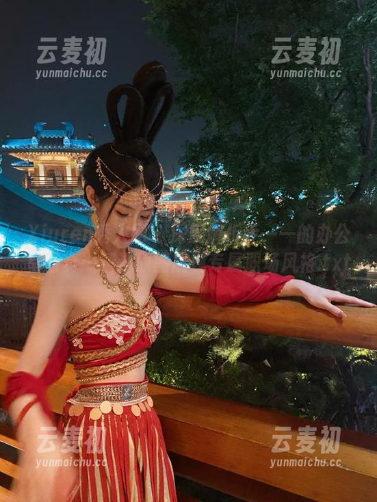 Xiuren秀人网 - 深度解析乔一一的办公室写真：精选原图展现专属职场风格.txt