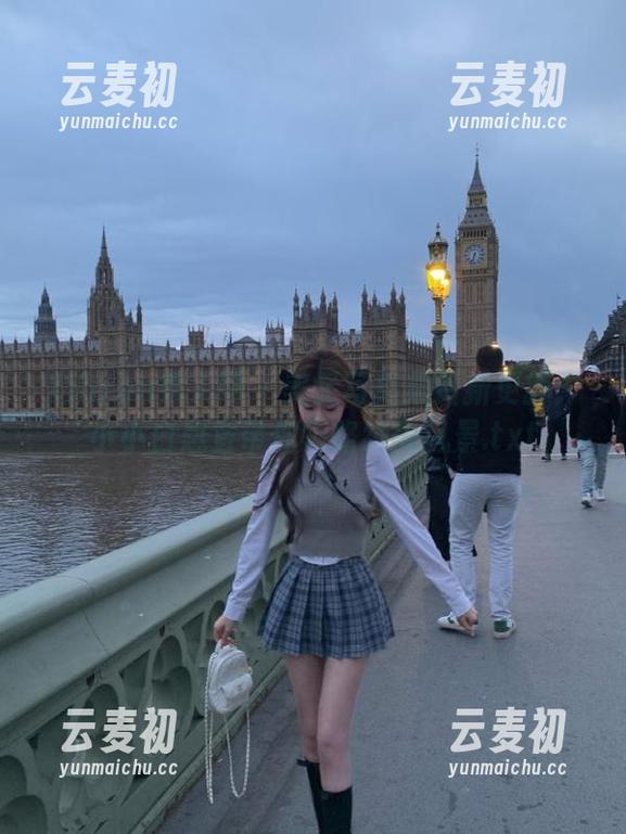Xiuren秀人网 - 美足写真集最新更新：小小白思宜带你领略绝美风景.txt
