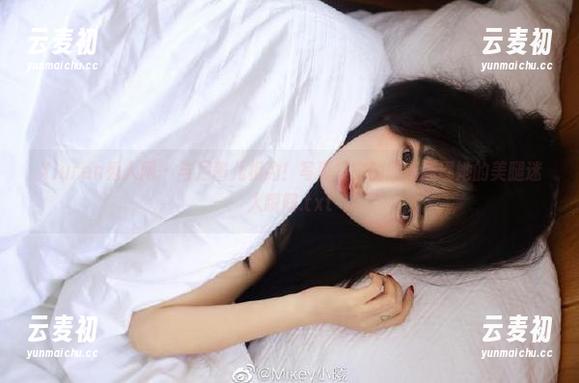 Xiuren秀人网 - 与月酱儿相约！写真集中的原图展现她的美腿迷人瞬间.txt