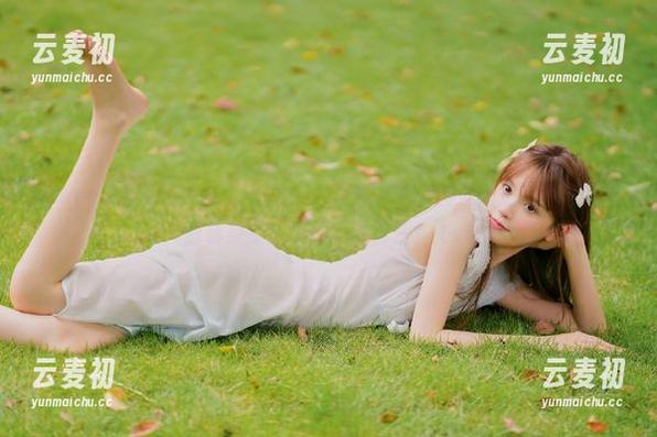 Xiuren秀人网 - 白浅浅最新JK写真，速来围观她是如何在镜头前转身变成小仙女的魔法！.txt