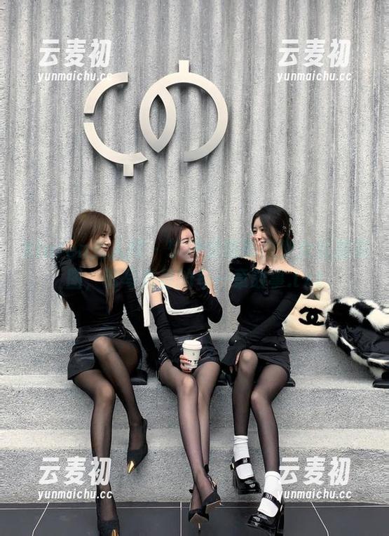 Xiuren秀人网 - 软糖爱喝奶携少女私房美图，谱写青春的每一章故事.txt