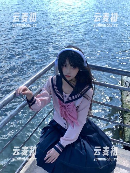 YouMi尤蜜荟 - Emily尹菲在天台的无圣光写真，真实与幻想交织的奇妙旅程.txt