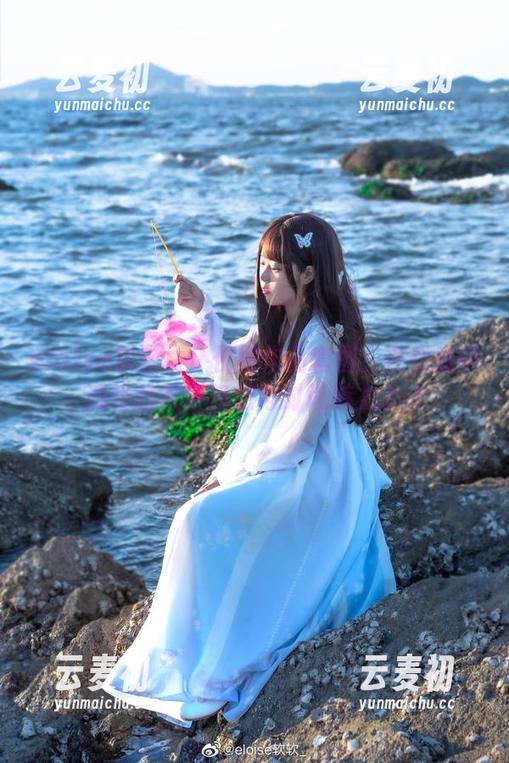 eloise软软女仆长裙作品套图：在优雅中流转的青春气息与时尚魅力.txt