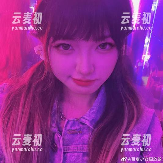 在粉色世界里，lovely呆玄的cos照片其实都是戏剧性的尴尬瞬间.txt
