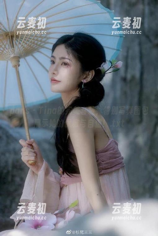 pans - Tina的完美套装，特别写真图包展示她的优雅与自信！.txt
