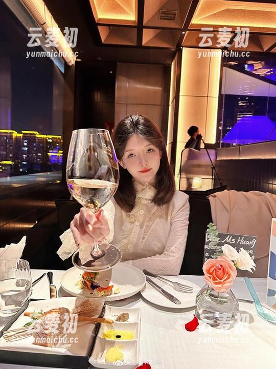 回归纯真：一小央泽女仆的新装私房写真，展现少女心的绚丽色彩.txt