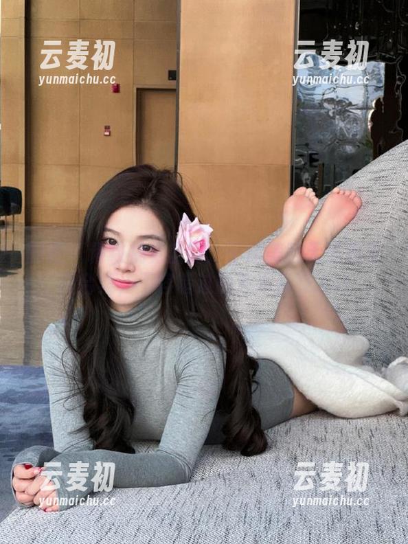 丽柜 - 精致视觉盛宴：子晴美腿无圣光写真合集，不容错过的艺术享受.txt