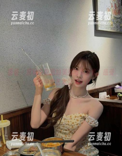丽柜 - 探秘小璐璐的美脚写真分享，感受生活中的艺术之美.txt