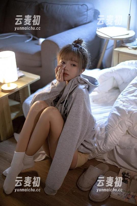 丽柜 - 夏日办公气息：黄芬的私拍图包，带你走入办公室的轻松与美好.txt