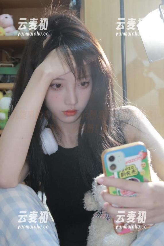 九柒喵的奇妙丝袜cos图集，一瞬间让你脑补无数剧情！.txt