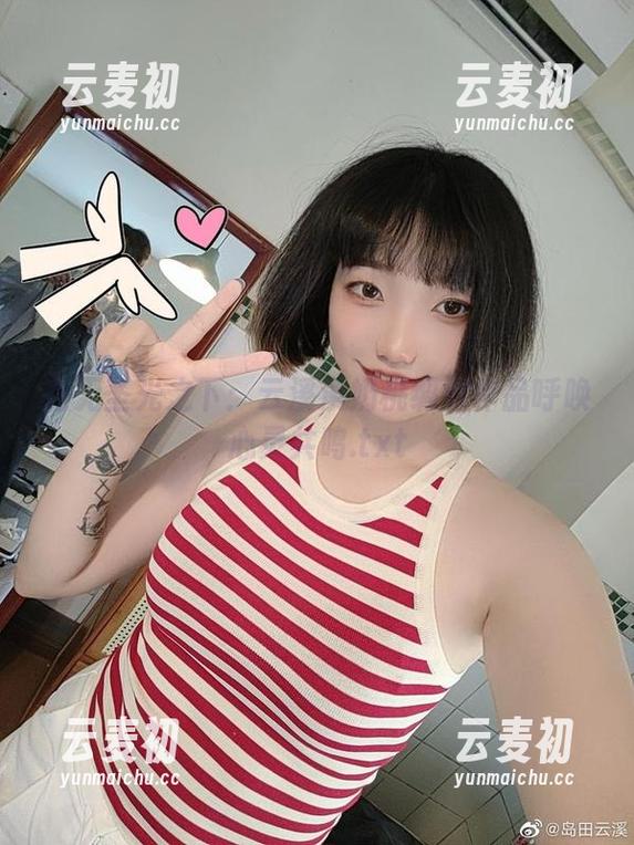 在无圣光之下：云溪溪奶桃绸缎作品呼唤心灵共鸣.txt