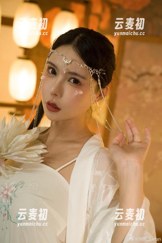 在办公室中捕捉美丽：“亚马逊鲶鱼”的私房写真原图分享.txt