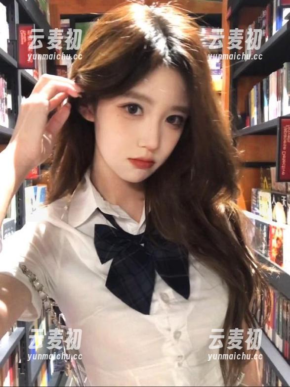 克拉女神 - 最新图集揭晓：凌雪连体衣的别样风情，令人心动不已.txt