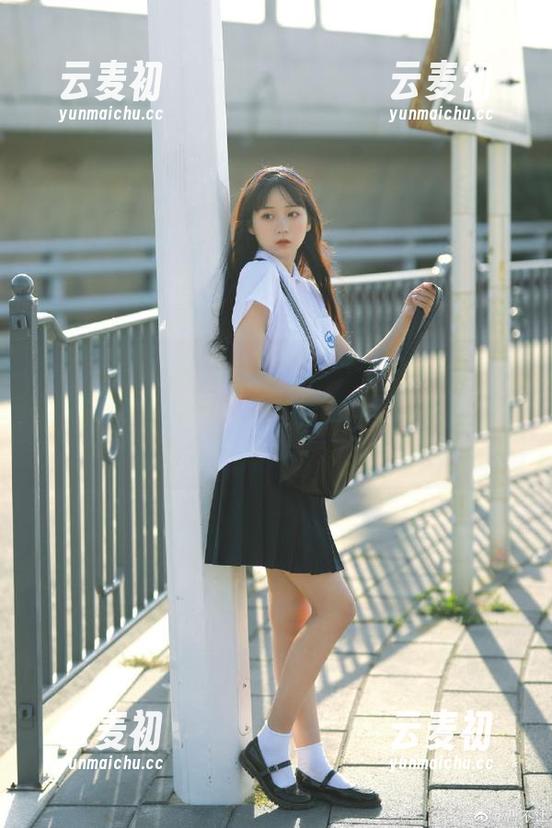 克拉女神 - 嘉萌萌妹人字拖写真合集，记录下每一个可爱瞬间，享受青春的甜蜜时光.txt