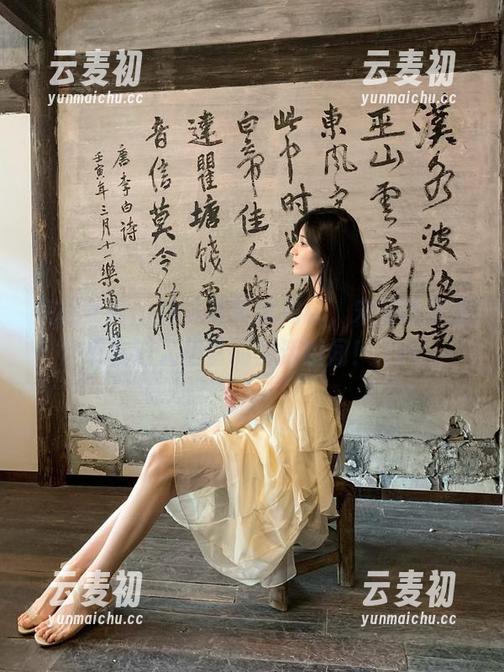 克拉女神 - 棉袜写真大揭秘，宋黛的套图带你进入甜蜜的生活瞬间！.txt