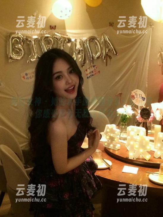 克拉女神 - 她的水手服美图分享：舒彤带你感受青春无敌的魅力.txt