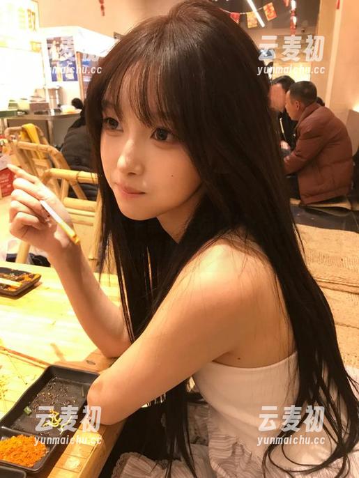 克拉女神 - 芊芊黑色作品精选：精致写真背后的故事与情感.txt