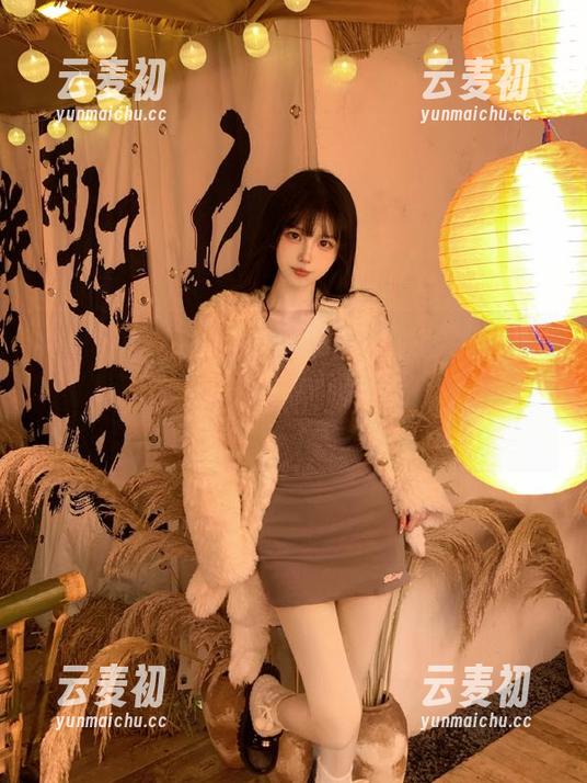 克拉女神 - 静宜的美脚写真福利，带你领略腿部之美，展现出她独特而迷人的艺术风采！.txt