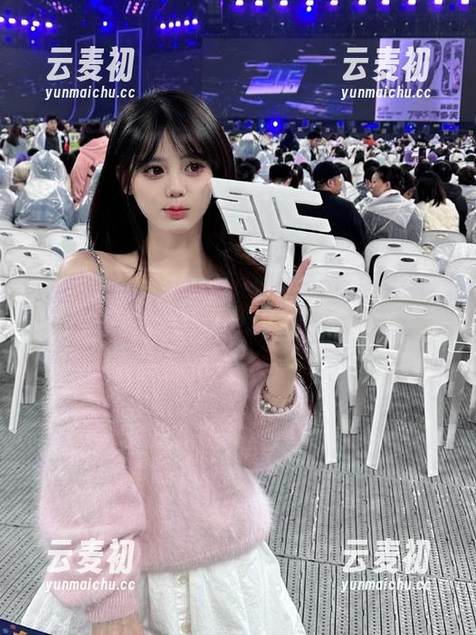 克拉女神 - 在颖儿的粉色世界中徜徉，在线探寻原图背后的故事.txt