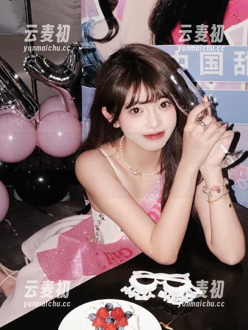 兔几盟 - 享受视觉盛宴：AngelaLee李玲短裤高清写真合集，释放时尚与青春的无限魅力.txt