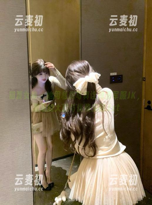 初夏女神 - 她用私房写真诠释海军服JK，双双的大胆与优雅交融.txt