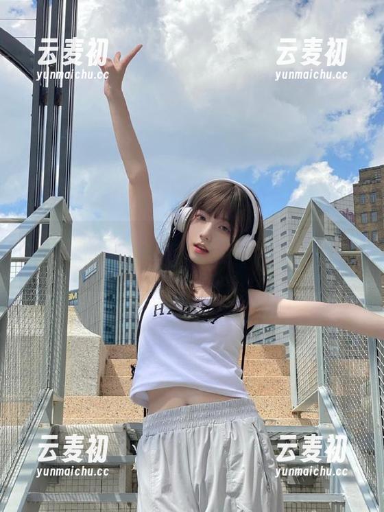 初夏女神 - 柒柒艺术作品精选：骨感较强主题下的摄影之美.txt