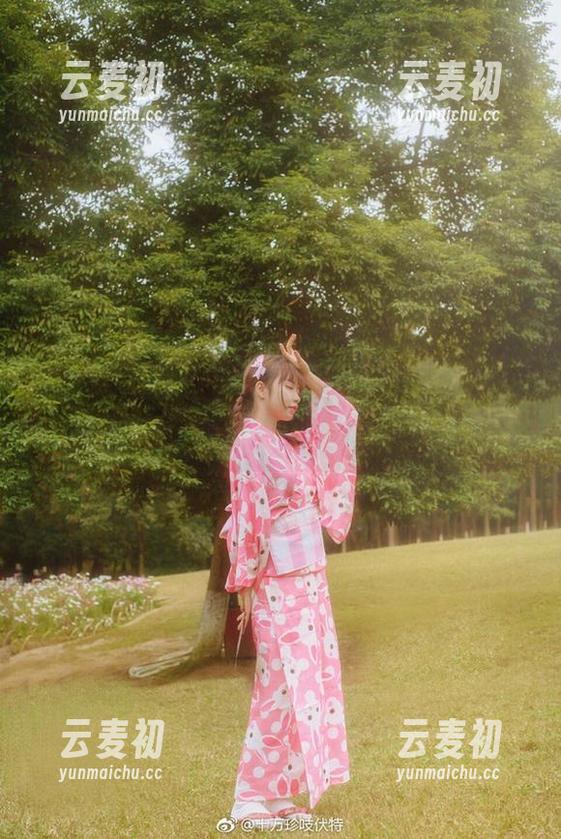 黑色魅力展现：十万珍吱伏特的高清写真集推荐.txt