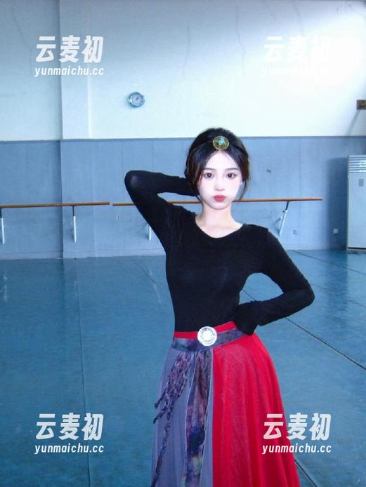 头条女神 - 灵动与宁静的结合：乔安的户外写真作品展现心灵的深处.txt