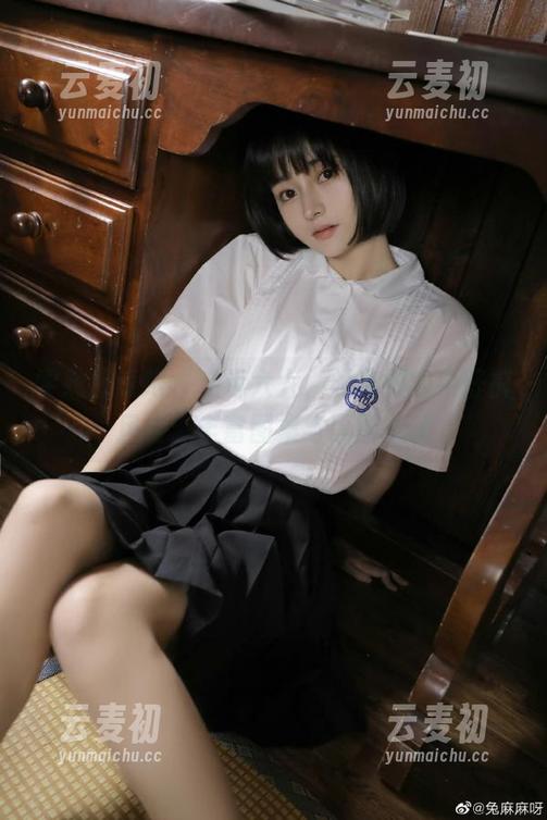 学妹加速跑 - 走近六六，领略她的牛仔裤风格：丰富图集与原图.txt