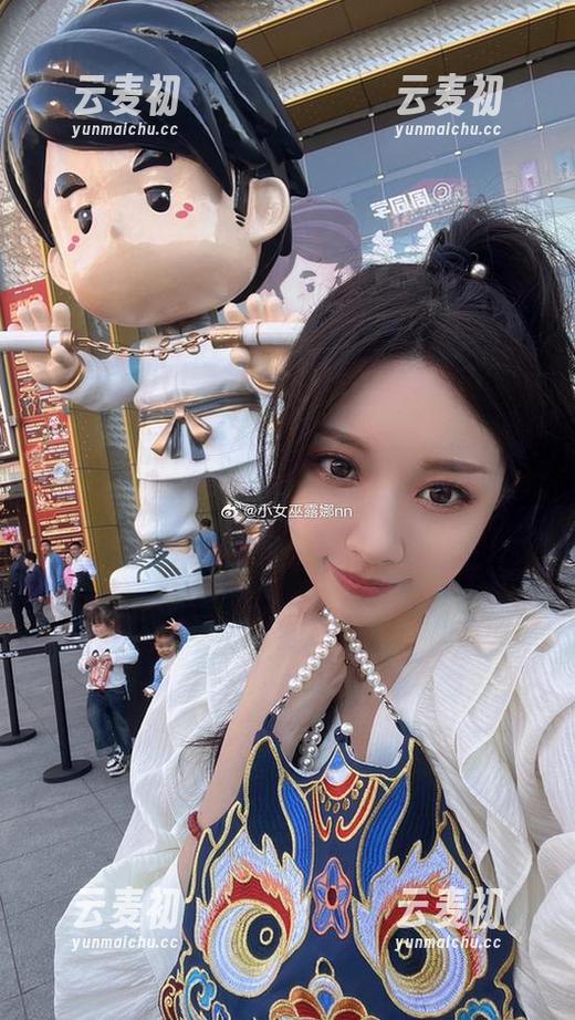 条纹提花白衬衣怎么搭？小女巫露娜用图集分享告诉你时尚密码.txt