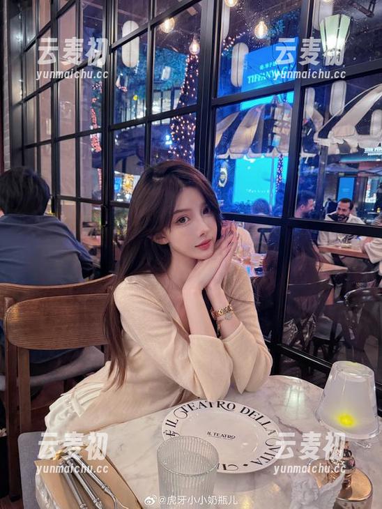 纯白主题写真合集：小小奶瓶儿的作品展现梦幻之美.txt