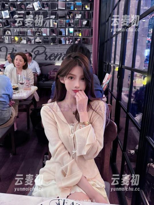 小小奶瓶儿精选图库，裤里丝写真展现出女性独特魅力.txt