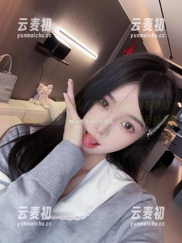 细腻的小小奶瓶儿，将少女的灵动与梦幻融入每一张原图与照片中，绽放青春的无限光彩.txt