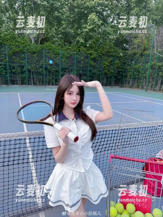 小小奶瓶儿献上红裙写真，带你享受美图与壁纸的双重盛宴.txt