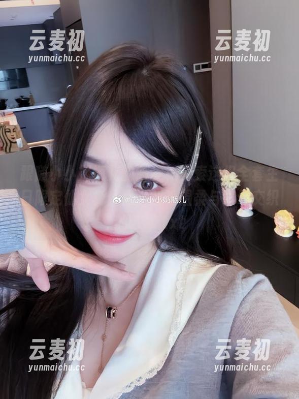 跟随小小奶瓶儿的脚步，探索这组全套生日限定仙女兔作品，感受温柔与奇幻交织的艺术.txt