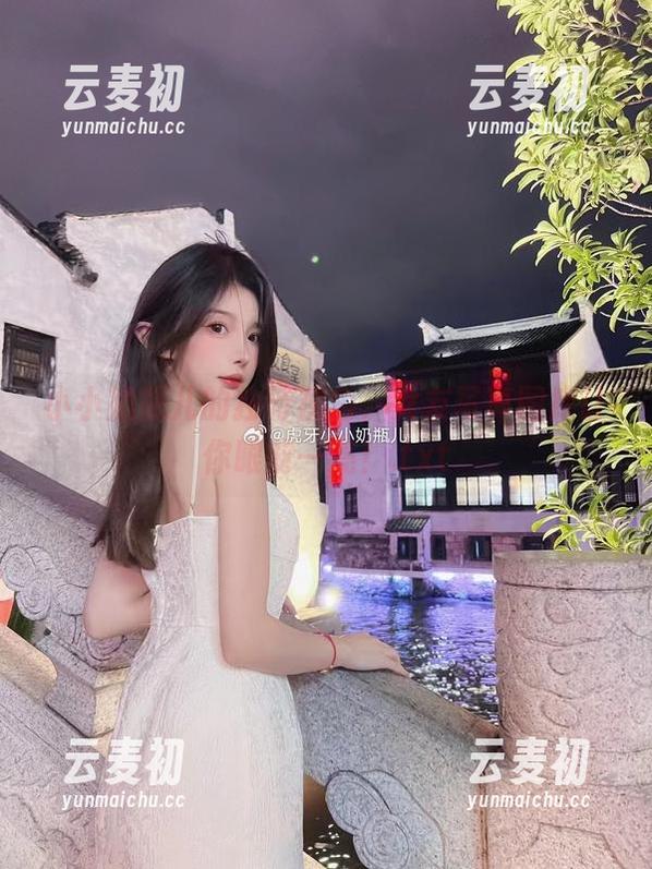 小小奶瓶儿的独特视角，女友写真图库让你眼前一亮！.txt