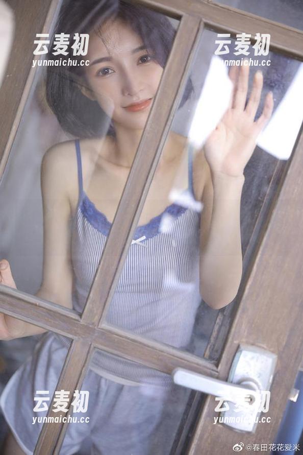 微密圈 - 小玉吃果冻女王写真集精选：感受她在镜头前的自信与优雅瞬间.txt